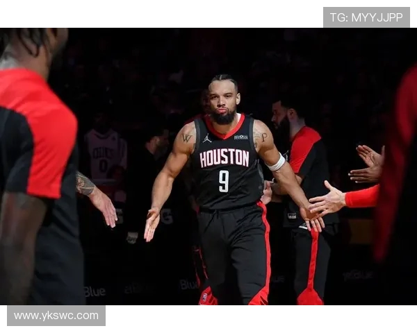 狄龙三分球表现出色半场15分3篮板助力球队争胜